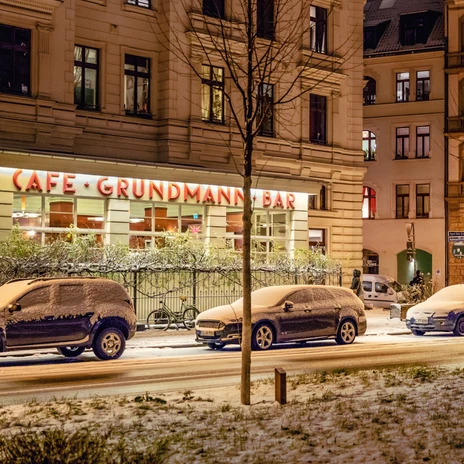 Café Grundmann im Winter - Cafés in Leipzig Blick auf die historische fassade des Café Grundmann im Gründerzeit-Stil mit rotem Schriftzug im Winter, gastronomie, restaurant, kulinarik
