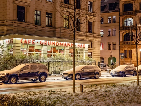 Café Grundmann im Winter - Cafés in Leipzig Blick auf die historische fassade des Café Grundmann im Gründerzeit-Stil mit rotem Schriftzug im Winter, gastronomie, restaurant, kulinarikHistoryczna fasada Café Grundmann w XIX-wiecznym stylu z czerwonym napisem w porze zimowej, gastronomia, restauracja, kulinariaWinter view of the historic façade at Café Grundmann in Wilhelminian style with red lettering, eating out, restaurant, cuisineVue de la façade historique du Café Grundmann dans le style Gründerzeit (fondation de l’empire) avec son enseigne rouge en hiver, gastronomie, restaurant, arts culinairesPohled v zimě na historickou fasádu kavárny Café Grundmann v grunderském stylu s typickým červeným tahem písmem, gastronomie, restaurace, kulinářské umění