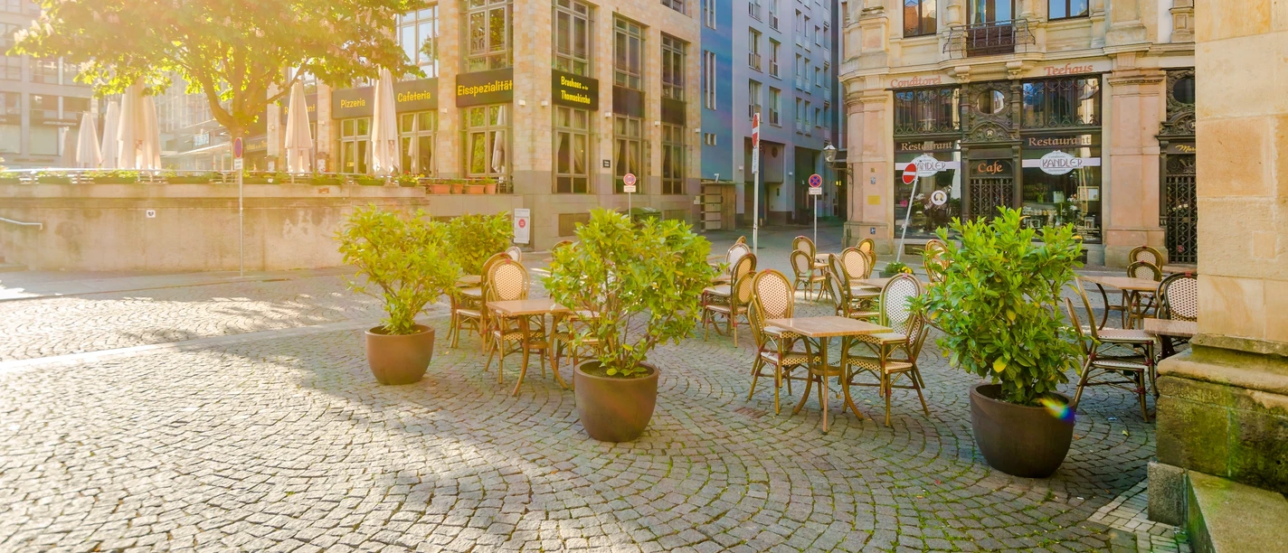 Café Kandler – Cafés de Leipzig Vue sur la terrasse devant le Café Kandler sous un soleil radieux, café, terrasse, plaisir