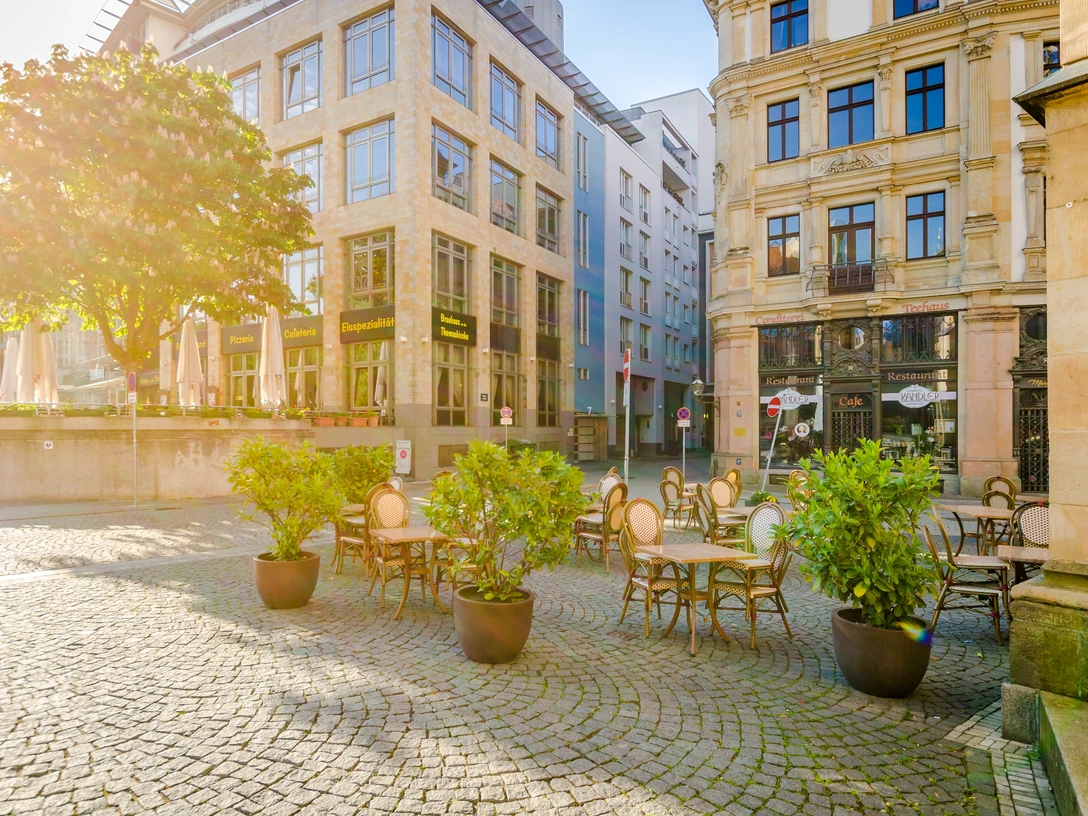 Café Kandler - kavárny v Lipsku Blick auf den Freisitz vor dem Café Kandler bei strahlendem Sonnenschein, cafe, kaffeehaus, freisitz, genussView of the outdoor seating in front of Café Kandler in brilliant sunlight, café, coffee house, outdoor seating, enjoymentSpojrzenie na zewnętrzne miejsca dla gości przed Café Kandler skąpane w blasku słońca, cafe, kawiarnia, przestrzeń zewnętrza, specjałyPohled na prosluněné venkovní posezení před kavárnou Kandler, káva, kavárna, venkovní posezení, požitekVue sur la terrasse devant le Café Kandler sous un soleil radieux, café, terrasse, plaisir