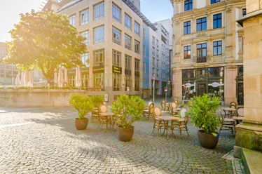 Widok na zewnętrzną część wypoczynkową przed Café Kandler w jasnym słońcu, kawiarnia, kawiarnia, siedzenia na zewnątrz, przyjemność