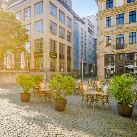 Widok na zewnętrzną część wypoczynkową przed Café Kandler w jasnym słońcu, kawiarnia, kawiarnia, siedzenia na zewnątrz, przyjemność