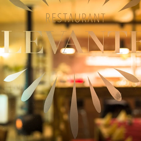 Schriftzug des Restaurants Levante am Schladitzer See