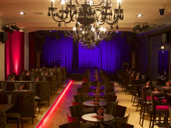 Central Kabarett Leipzig - Bühnen in Leipzig Blick auf den bestuhlten Veranstaltungssaal und die Bühne im Central Kabarett in dem viele Veranstaltungen in Leipzig stattfinden