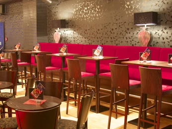 Central Kabarett Leipzig - Theaterbühnen in Leipzig Speisetische im Central Kabarett auf dessen Bühne viele Veranstaltungen in Leipzig stattfinden