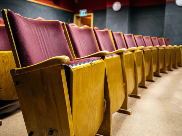Cineding, řada sedadel v hledišti