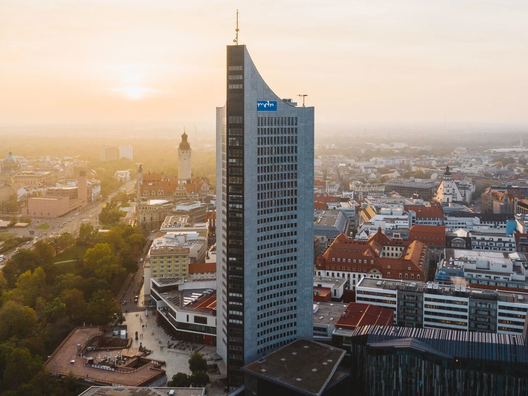 City-Hochhaus am Augustusplatz - Aussichtspunkte in Leipzig Das City-Hochhaus und die Skyline von Leipzig bei Sonnenuntergang, Aussichtspunkte in Leipzig, Freizeit, Sehenswürdigkeiten in LeipzigMrakodrap City-Hochhaus a panorama Lipska při západu slunce, vyhlídky v Lipsku, volný čas, pamětihodnosti v LipskuThe City Tower and Leipzig skyline at sunset, viewpoints in Leipzig, leisure, sightseeing in LeipzigLe City-Hochhaus et la skyline de Leipzig au coucher du soleil, belvédères de Leipzig, loisirs, sites touristiques à LeipzigWieżowiec City i panorama Lipska o zachodzie słońca, punkty widokowe w Lipsku, czas wolny, atrakcje turystyczne w Lipsku