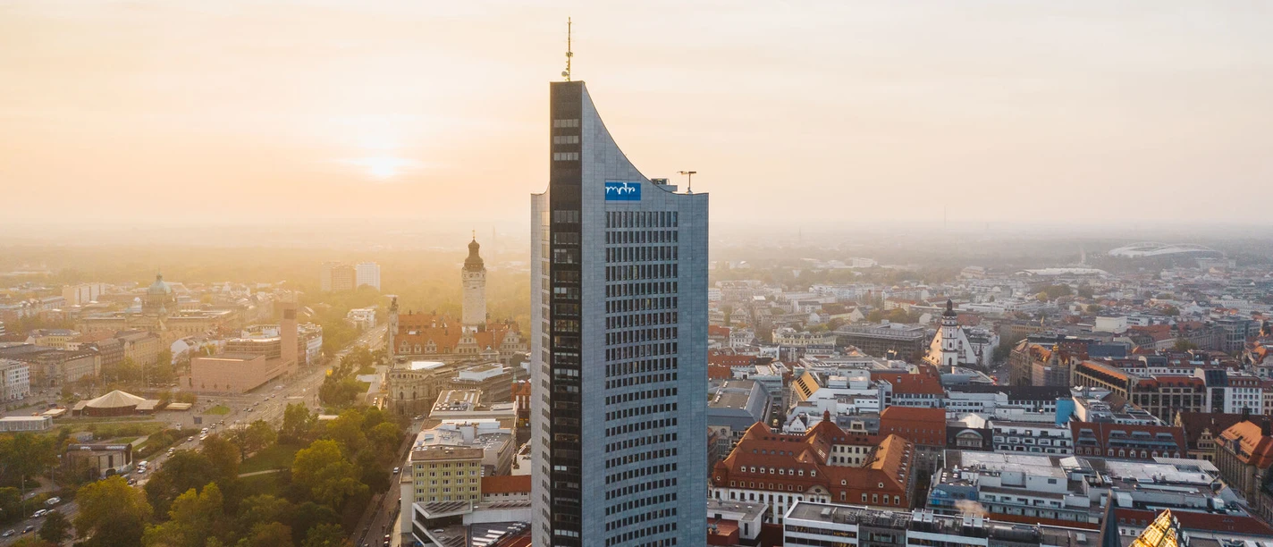 La tour « City-Hochhaus » et la ligne d'horizon de Leipzig au coucher du soleil, les points de vue à Leipzig, les loisirs, les sites touristiques de Leipzig