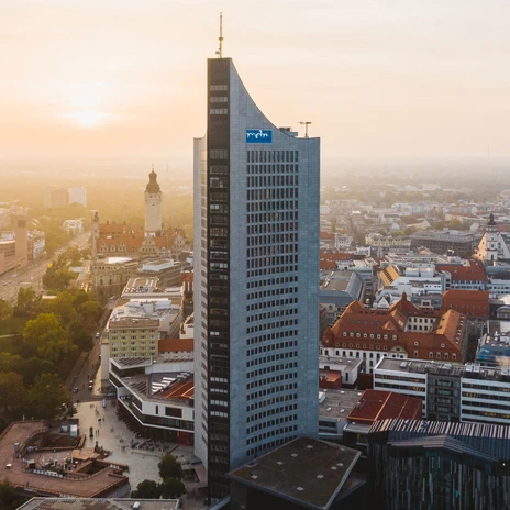 Městská výšková budova a panorama Lipska při západu slunce, vyhlídková místa v Lipsku, volný čas, památky v Lipsku
