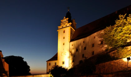 Vue extérieure du château de Colditz de nuit, curiosités, culture