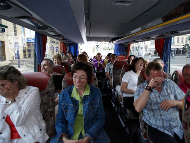 Pasażerowie autobusu są uczestnikami miejskiej wycieczki komediowej