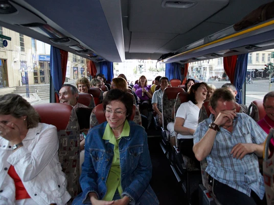 Comedytour Leipzig - Erlebnisse in Leipzig Passagiere im Bus sind Teilnehmer der Stadtrundfahrt der Comedytour