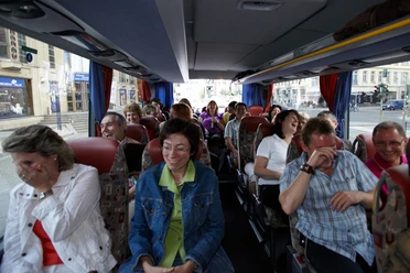 Les passagers du bus sont des participants au tour de ville du Comedytour