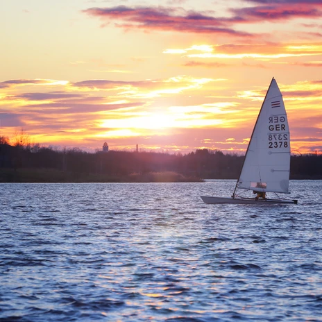 Żeglowanie po jeziorze Cospudener See – Leipziger Neuseenland © Philipp Kirschner