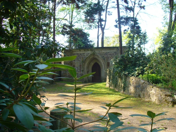 Gruft im Park Großböhla