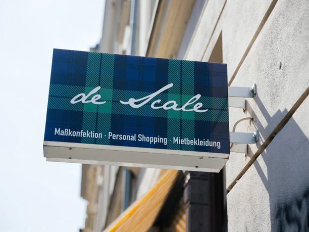 De Scale, Außenansicht und Geschäftsschild