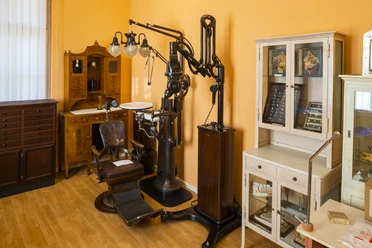 DEU/Sachsen/ Zscchadrass Das Dentalhistorische Museum in Zschadraß vereint Wissenschaft und Historie der Zahnmedizin. Einzigartig ist in Zschadraß die Kombination von Museum und Wissenschaftszentrum. Der Komplex umfasst ein Museumsgebäude, eine Bibliothek mit Konferenzräumen, ein Technikum für Großgeräte und ein Gästehaus. Die Kernausstellung erstreckt sich zurzeit über 250 Quadratmeter. Präsentiert werden die Geschichte der zahnärztlichen Berufsausübung, die Geschichte des Zahntechnikerhandwerks, der Zahnhygiene und der Zahnmedizin sowie kunst- und kulturgeschichtliche Artefakte, darunter über 2.500 bildliche Darstellungen. Das Wissenschaftszentrum beinhaltet etwa eine halbe Million Ausstellungsstücke, etwa außergewöhnliche Zahnprothesen, komplette Zahnarztstühle im Originalzustand aus den Anfangszeiten der Zahnmedizin, menschliche und tierische Gebisse sowie historische Bild- und Werbematerialien. DEU/Sachsen/ Zscchadrass Das Dentalhistorische Museum in Zschadraß vereint Wissenschaft und Historie der Zahnmedizin. Einzigartig ist in Zschadraß die Kombination von Museum und Wissenschaftszentrum. Der Komplex umfasst ein Museumsgebäude, eine Bibliothek mit Konferenzräumen, ein Technikum für Großgeräte und ein Gästehaus. Die Kernausstellung erstreckt sich zurzeit über 250 Quadratmeter. Präsentiert werden die Geschichte der zahnärztlichen Berufsausübung, die Geschichte des Zahntechnikerhandwerks, der Zahnhygiene und der Zahnmedizin sowie kunst- und kulturgeschichtliche Artefakte, darunter über 2.500 bildliche Darstellungen. Das Wissenschaftszentrum beinhaltet etwa eine halbe Million Ausstellungsstücke, etwa außergewöhnliche Zahnprothesen, komplette Zahnarztstühle im Originalzustand aus den Anfangszeiten der Zahnmedizin, menschliche und tierische Gebisse sowie historische Bild- und Werbematerialien.