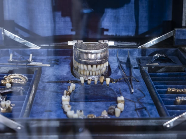 DEU/Saksonia/Zscchadrass Muzeum Historii Stomatologii w Zschadraß łączy naukę i historię stomatologii. Połączenie muzeum i centrum naukowego jest unikalne w Zschadraß. Kompleks składa się z budynku muzeum, biblioteki z salami konferencyjnymi, centrum technicznego dla dużych urządzeń i pensjonatu. Wystawa główna zajmuje obecnie 250 metrów kwadratowych. Prezentuje ona historię zawodu dentysty, historię zawodu technika dentystycznego, higienę dentystyczną i stomatologię, a także sztukę i artefakty kulturowo-historyczne, w tym ponad 2500 przedstawień obrazkowych. Centrum naukowe zawiera około pół miliona eksponatów, w tym niezwykłe protezy dentystyczne, kompletne fotele dentystyczne w oryginalnym stanie z początków stomatologii, protezy ludzkie i zwierzęce, a także zdjęcia historyczne i materiały reklamowe. DEU/Saksonia/Zscchadrass Muzeum Historii Stomatologii w Zschadraß łączy naukę i historię stomatologii. Połączenie muzeum i centrum naukowego jest unikalne w Zschadraß. Kompleks składa się z budynku muzeum, biblioteki z salami konferencyjnymi, centrum technicznego dla dużych urządzeń i pensjonatu. Wystawa główna zajmuje obecnie 250 metrów kwadratowych. Prezentuje ona historię zawodu dentysty, historię zawodu technika dentystycznego, higienę dentystyczną i stomatologię, a także sztukę i artefakty kulturowo-historyczne, w tym ponad 2500 przedstawień obrazkowych. Centrum naukowe zawiera około pół miliona eksponatów, w tym niezwykłe protezy dentystyczne, kompletne fotele dentystyczne w oryginalnym stanie z początków stomatologii, protezy ludzkie i zwierzęce, a także zdjęcia historyczne i materiały reklamowe.