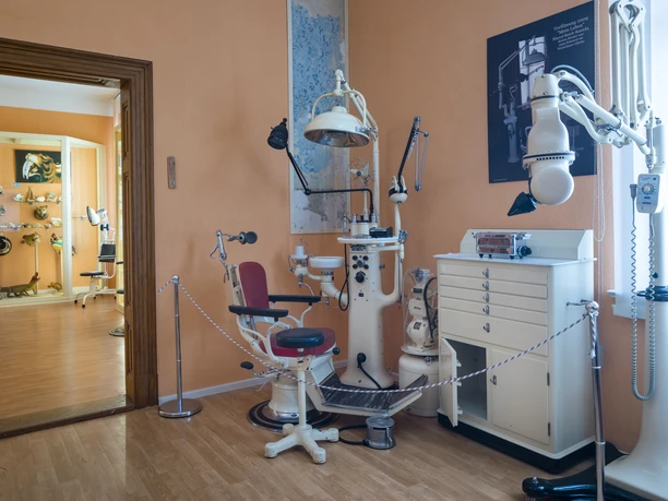 DEU/Sachsen/ Zscchadrass Das Dentalhistorische Museum in Zschadraß vereint Wissenschaft und Historie der Zahnmedizin. Einzigartig ist in Zschadraß die Kombination von Museum und Wissenschaftszentrum. Der Komplex umfasst ein Museumsgebäude, eine Bibliothek mit Konferenzräumen, ein Technikum für Großgeräte und ein Gästehaus. Die Kernausstellung erstreckt sich zurzeit über 250 Quadratmeter. Präsentiert werden die Geschichte der zahnärztlichen Berufsausübung, die Geschichte des Zahntechnikerhandwerks, der Zahnhygiene und der Zahnmedizin sowie kunst- und kulturgeschichtliche Artefakte, darunter über 2.500 bildliche Darstellungen. Das Wissenschaftszentrum beinhaltet etwa eine halbe Million Ausstellungsstücke, etwa außergewöhnliche Zahnprothesen, komplette Zahnarztstühle im Originalzustand aus den Anfangszeiten der Zahnmedizin, menschliche und tierische Gebisse sowie historische Bild- und Werbematerialien. DEU/Sachsen/ Zscchadrass Das Dentalhistorische Museum in Zschadraß vereint Wissenschaft und Historie der Zahnmedizin. Einzigartig ist in Zschadraß die Kombination von Museum und Wissenschaftszentrum. Der Komplex umfasst ein Museumsgebäude, eine Bibliothek mit Konferenzräumen, ein Technikum für Großgeräte und ein Gästehaus. Die Kernausstellung erstreckt sich zurzeit über 250 Quadratmeter. Präsentiert werden die Geschichte der zahnärztlichen Berufsausübung, die Geschichte des Zahntechnikerhandwerks, der Zahnhygiene und der Zahnmedizin sowie kunst- und kulturgeschichtliche Artefakte, darunter über 2.500 bildliche Darstellungen. Das Wissenschaftszentrum beinhaltet etwa eine halbe Million Ausstellungsstücke, etwa außergewöhnliche Zahnprothesen, komplette Zahnarztstühle im Originalzustand aus den Anfangszeiten der Zahnmedizin, menschliche und tierische Gebisse sowie historische Bild- und Werbematerialien.