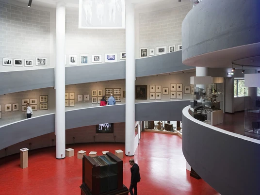 Deutsches Fotomuseum Markkleeberg - Sehenswürdigkeiten in der Leipzig Region Der Foyer ist gleichzeitig Ausstellungsraum im Deutschen Fotomuseum mit den runden Aufgängen an den Wänden, Verborgenes Leipzig, Kunst, Kultureinrichtung, Galerie