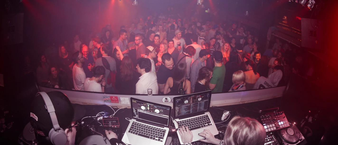 Blick in die tanzende Menge in der Distillery Leipzig, aufgenommen vom DJ-Pult aus; Erhöhung, Party, Bühne