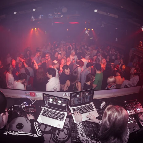 Blick in die tanzende Menge in der Distillery Leipzig, aufgenommen vom DJ-Pult aus; Erhöhung, Party, Bühne