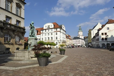 Marktplatz Döbeln mit Brunnen und Nikolaikirche Das Bild zeigt den Döbelner Marktplatz, links befindet sich das Rathaus, davor ein Brunnen und hinter dem Markt, rechts im Bild, sieht man den weißen Turm der Stadtkirche St.Nikolai.