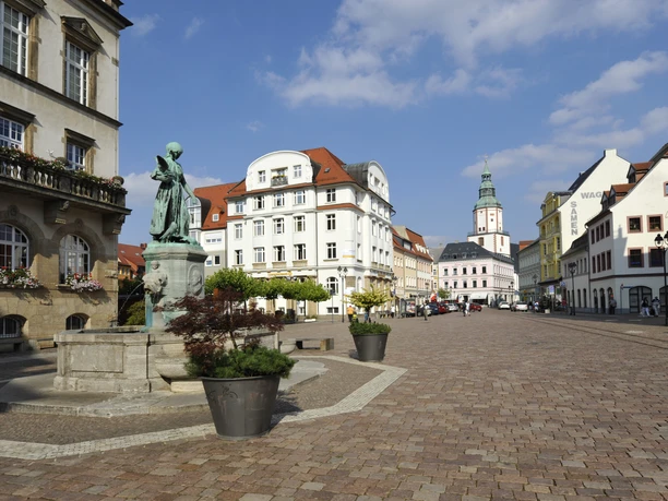 Marktplatz Döbeln mit Brunnen und Nikolaikirche Das Bild zeigt den Döbelner Marktplatz, links befindet sich das Rathaus, davor ein Brunnen und hinter dem Markt, rechts im Bild, sieht man den weißen Turm der Stadtkirche St.Nikolai.