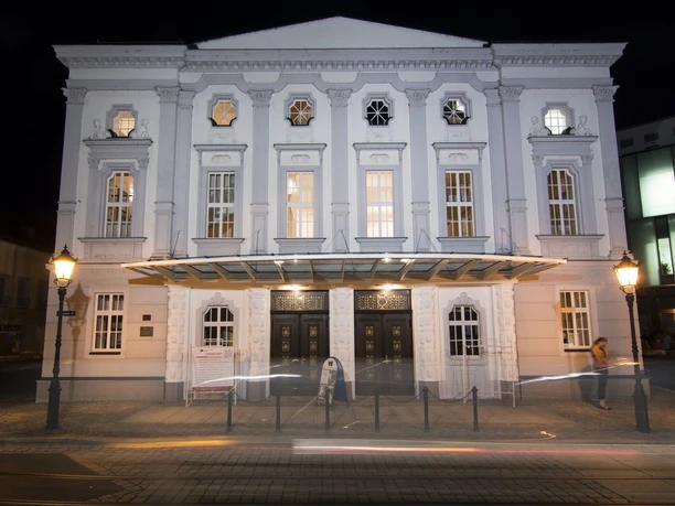 Fasada teatru Döbeln oświetlona nocą, Wydarzenia, Kultura