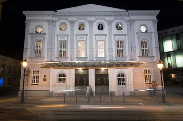 Theater Döbeln - Kultur in Leipzig und Region Fassade des Theaters Döbeln beleuchtet bei Nacht, Veranstaltungen, Kultur