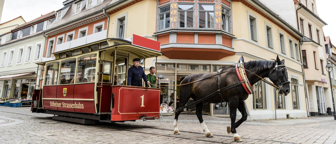 Döbelner Pferdebahn - La région de Leipzig avec des enfants Un tramway hippomobile conduit une famille à travers le centre-ville historique de Döbeln, famille, excursion, enfants