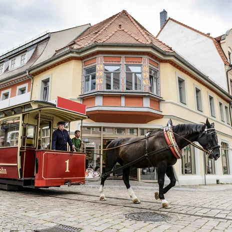 Un tramway hippomobile conduit une famille à travers le centre-ville historique de Döbeln, famille, excursion, enfants