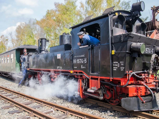 Le conducteur de la locomotive du chemin de fer de Döllnitz "Wilder Robert" regarde par la fenêtre du train à voie étroite