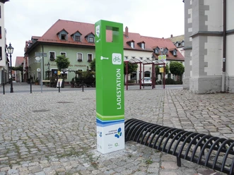 Nabíjecí stanice pro elektrokola v Pegau na náměstí u kostela