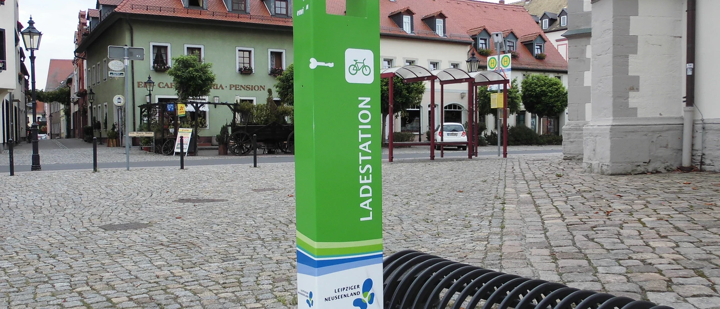 Station de recharge pour vélos électriques à Pegau sur la place de l'église