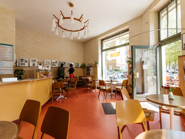 Vue de l'espace de vente chargé d'histoire du glacier Pfeifer à Leipzig, avec son aménagement rétro dans le style des années 60, glacier, café glacier, freezer