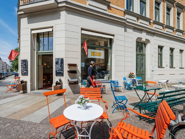 Eisdiele Pfeifer - Ice cream parlors in Leipzig View of the Pfeifer ice cream parlor's outdoor seating area with various pieces of garden furniture and a façade in the Wilhelminian style.