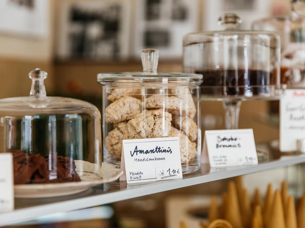 Eisdiele Pfeifer - Lodziarnie w Lipsku Zdjęcie szklanych pojemników na ciasto i ciastka na wystawie lodziarni Pfeifer w Lipsku, lodziarnia, kawiarnia z lodami, przyjemność