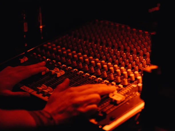 Elipamanoke, DJ booth