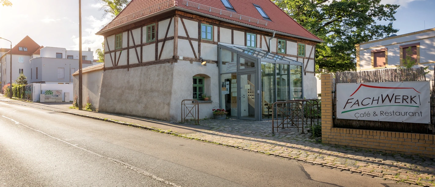 Fachwerk Wahren - Gastronomie in Leipzig Blick auf die Außenfassade des Fachwerk Wahren im klassischen Fachwerkstil mit rotem Dach, gastronomie, kulinarik, ausflugsziel