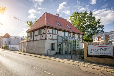 Vue sur la façade extérieure de la maison à colombages de Wahren, de style classique avec un toit rouge, gastronomie, cuisine, lieu d'excursion