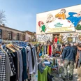 Flohmarkt auf der Feinkost Leipzig - Freizeiterlebnisse in Leipzig Flohmarkt mit vielen Besuchern vor der Leuchtreklame Löffelfamilie auf dem Gelände der Feinkost