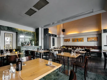 Fela - Gastronomie in Leipzig Blick in den Innenraum des Fela Restaurants, seine Tische und Dekorationen sowie die restliche moderne Inneneinrichtung