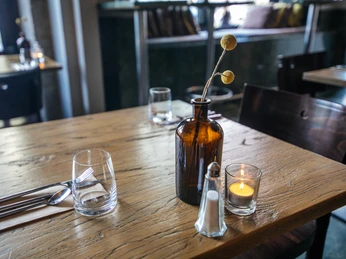 Fela - Gastronomie in Leipzig Blick auf einen der Tische im Fela, seine Deko und den Rest des Restaurants im Hintergrund