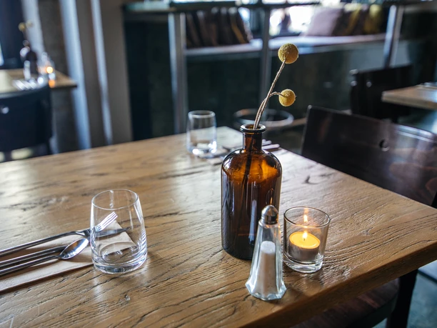 Fela - Gastronomie in Leipzig Blick auf einen der Tische im Fela, seine Deko und den Rest des Restaurants im Hintergrund