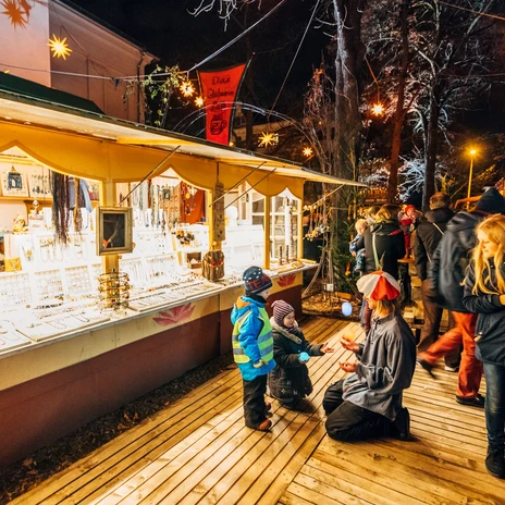 Erleuchtete Bude auf dem Felsenkeller Weihnachtsmarkt - Weihnachten in Leipzig