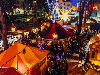 Sicht von oben auf den Felsenkeller-Weihnachtsmarkt - Weihnachten in Leipzig