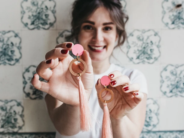 Flamingocat, Frau mit Schmuck