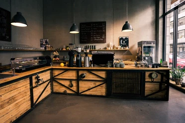 Franz Morish - Cafés in Leipzig Blick auf den Thekenbereich/ Verkaufsbereich des Franz Morish; Lampen, Einrichtung, Kaffeebohnenverkauf, Baristamaschinen, cafe, gastronomie