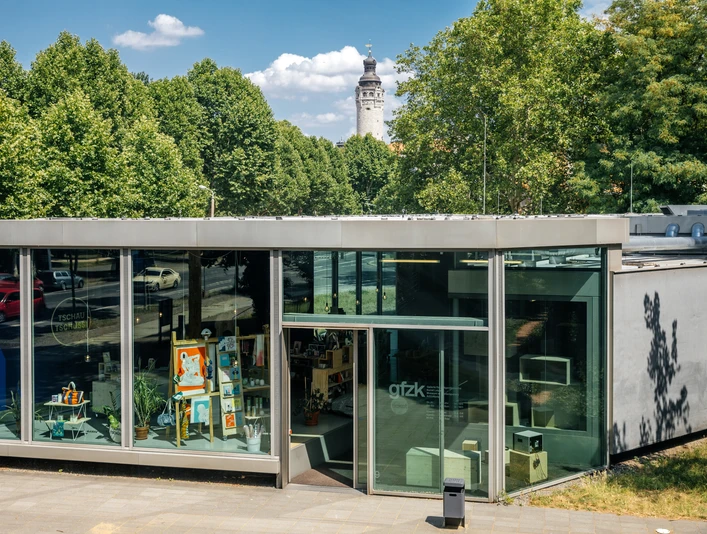 Galerie für Zeitgenössische Kunst - Kunst in Leipzig Blick auf den modernen Glasbau der GfZK an einem Sommertag mit blauem Himmel und Turm des Neuen Rathauses im Hintergrund, Kunst, Kultur, Ausstellungshaus